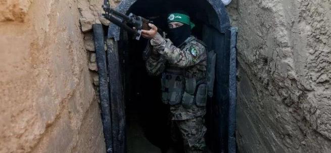 哈马斯7000多名士兵从地道蜂拥而出，全面接收加沙，清除叛徒，以色列数百亿美元弹