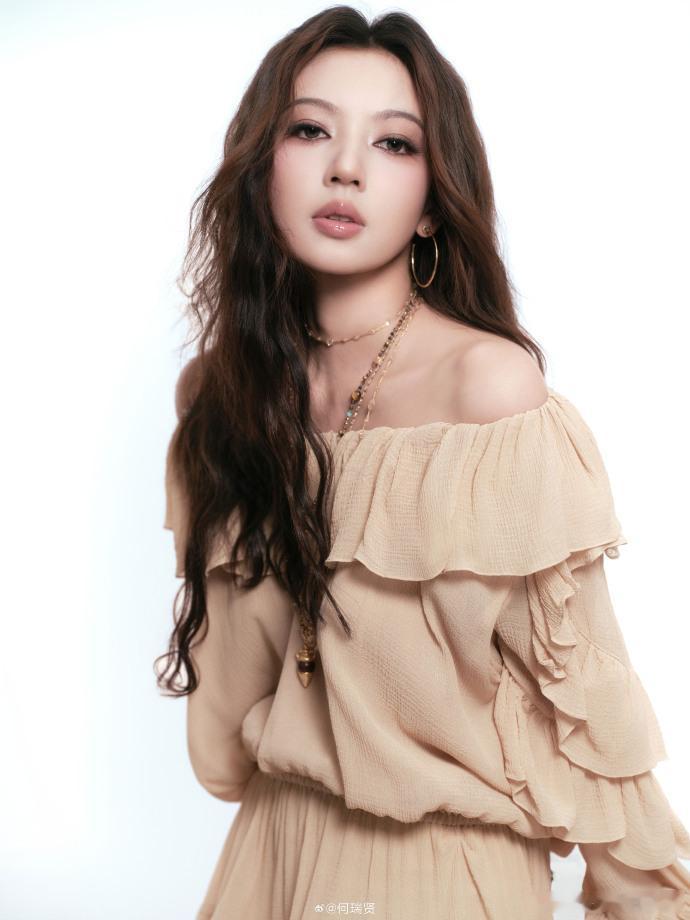 何瑞贤温婉千金风何瑞贤好细的腿 何瑞贤温婉千金风，真的是太美了呀，姐的身材好好呀