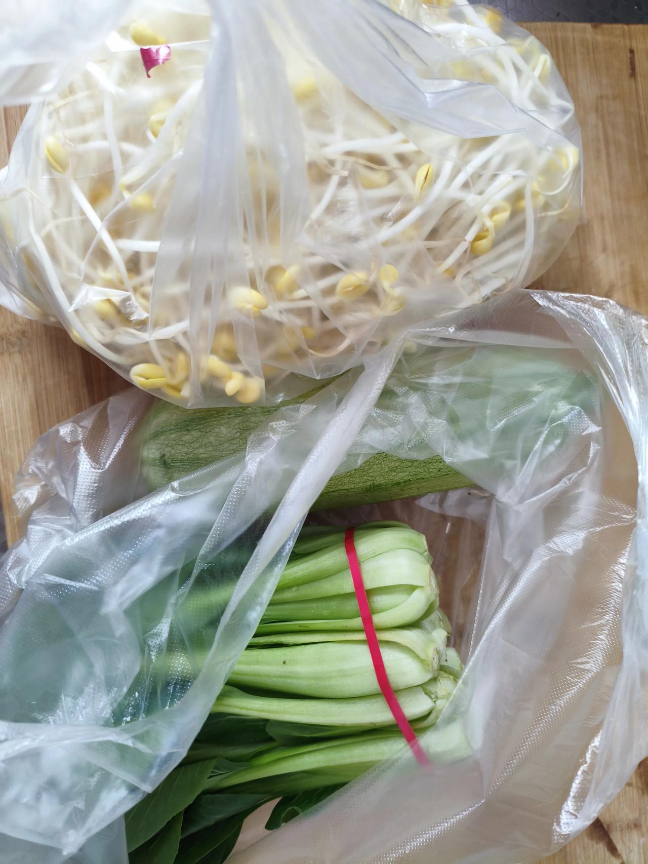 今日开销12.29元，两天没买菜，今天买的多。

吃完早餐就去买菜，先去超市，在