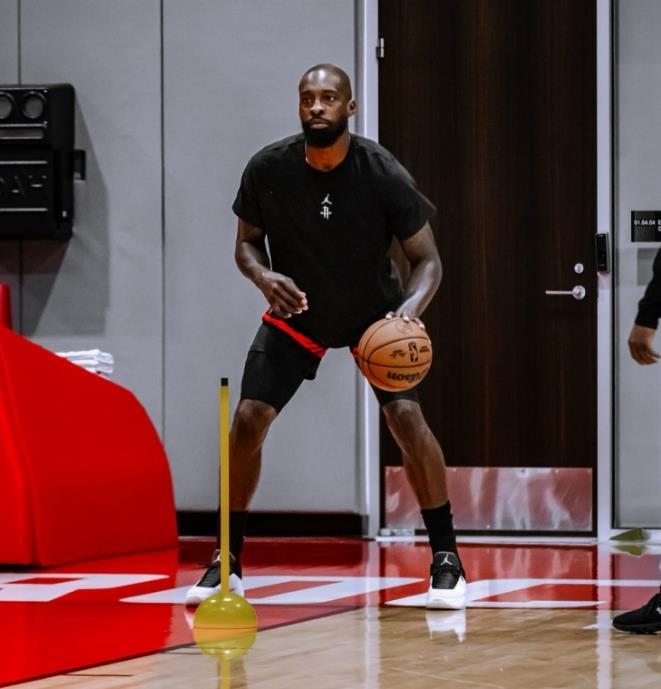 火箭队现在的阵容情况如下：戴维森转正之后，他们又多了一位正式合同球员。这样的话，