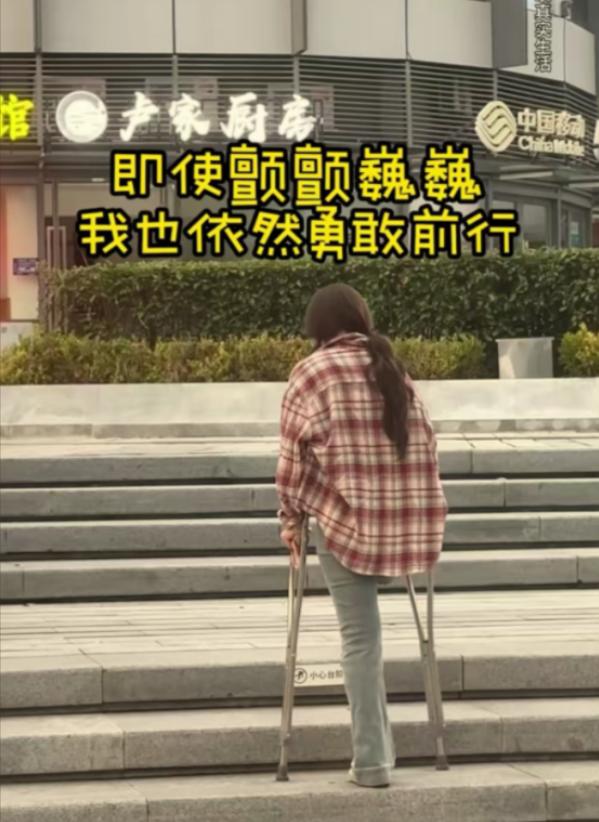 2021年，女孩癌症晚期，被父母嫌弃是累赘，与她断绝了所有联系。女孩为了活命，病