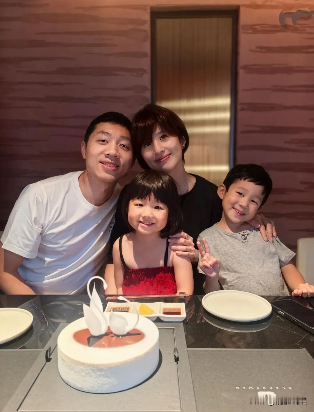 许昕和姚彦这一家子真是共用一张脸啊！
姚彦生日，许昕晒庆生照，一家四口坐在一起幸