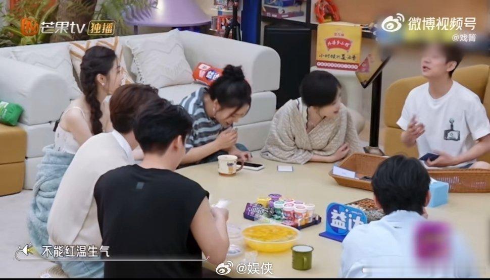 丁程鑫吴泽林上演他追他逃丁程鑫吴泽林好好玩儿！捉迷藏里吴泽林门后突袭，易吓体质小
