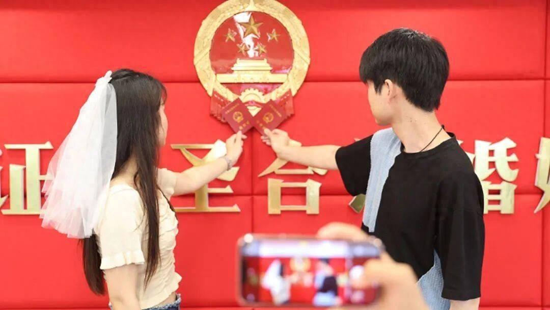 多地宣布结婚发钱，南岭村20万奖励却设“防闪离”门槛

9月21日，《第一财经》