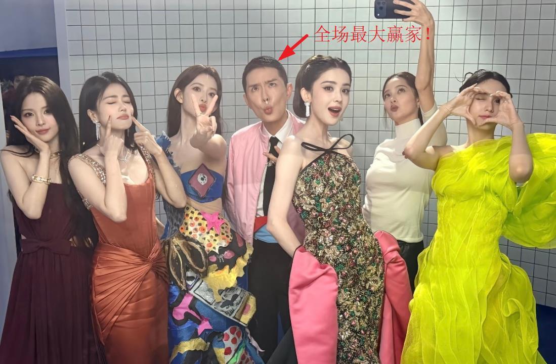 孟子义白鹿谁都不敢站娜扎旁边 孟子义与白鹿在VOGUE盛典后台合照时互相拉扯推让
