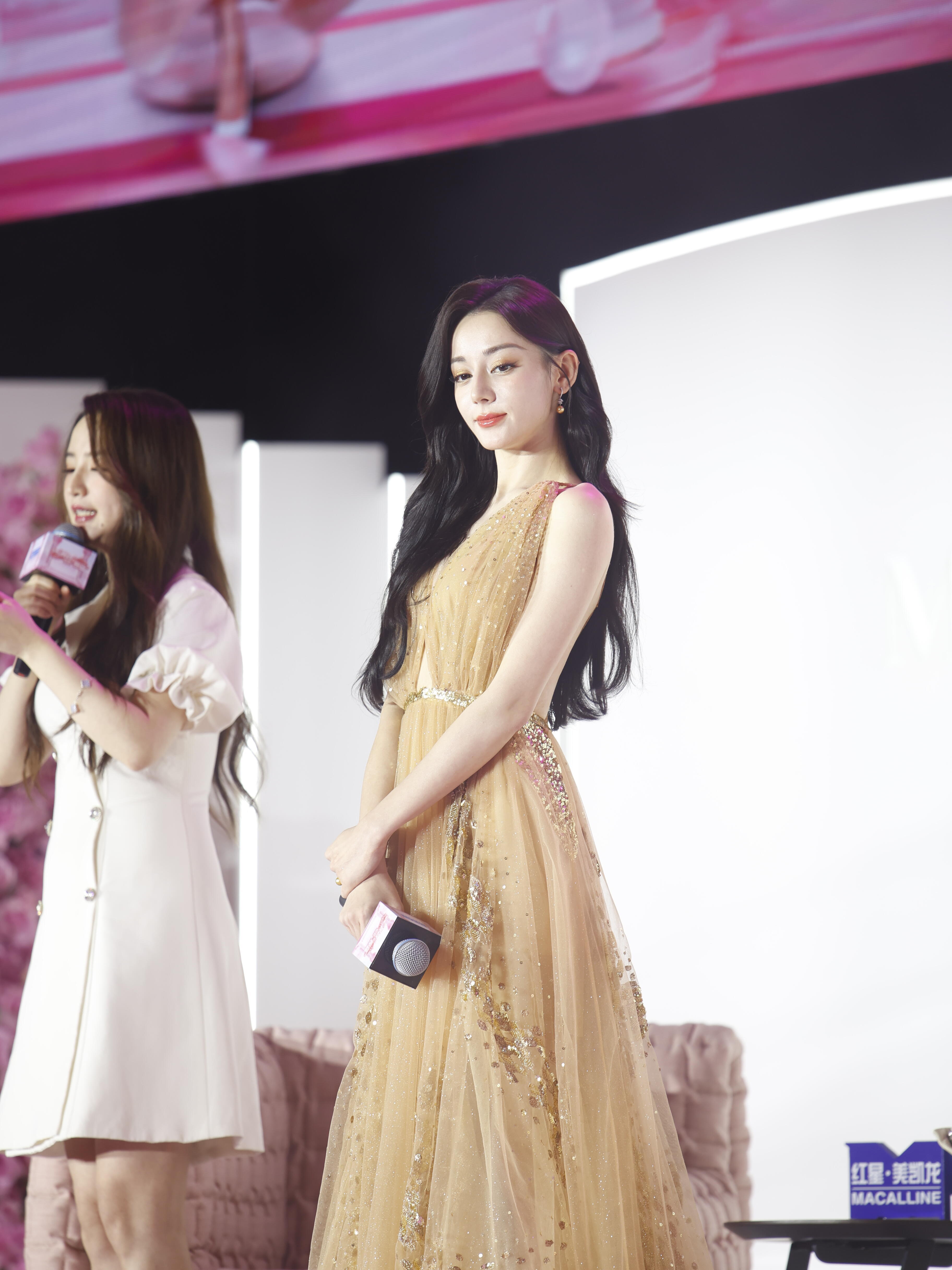 迪丽热巴活动现场分享秀高挑纤瘦苗条身材 