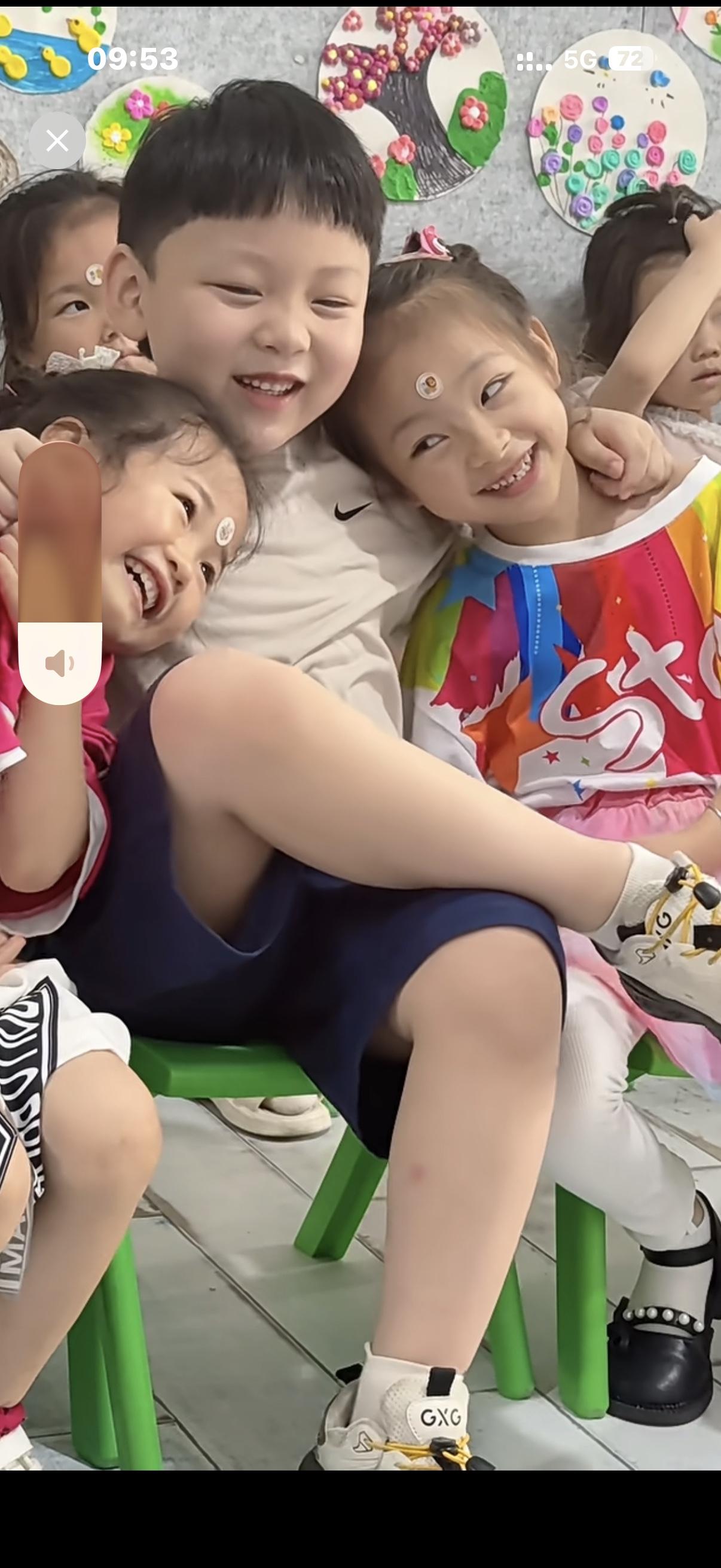 这小兔崽子，
这么小就开始变成坏人了！