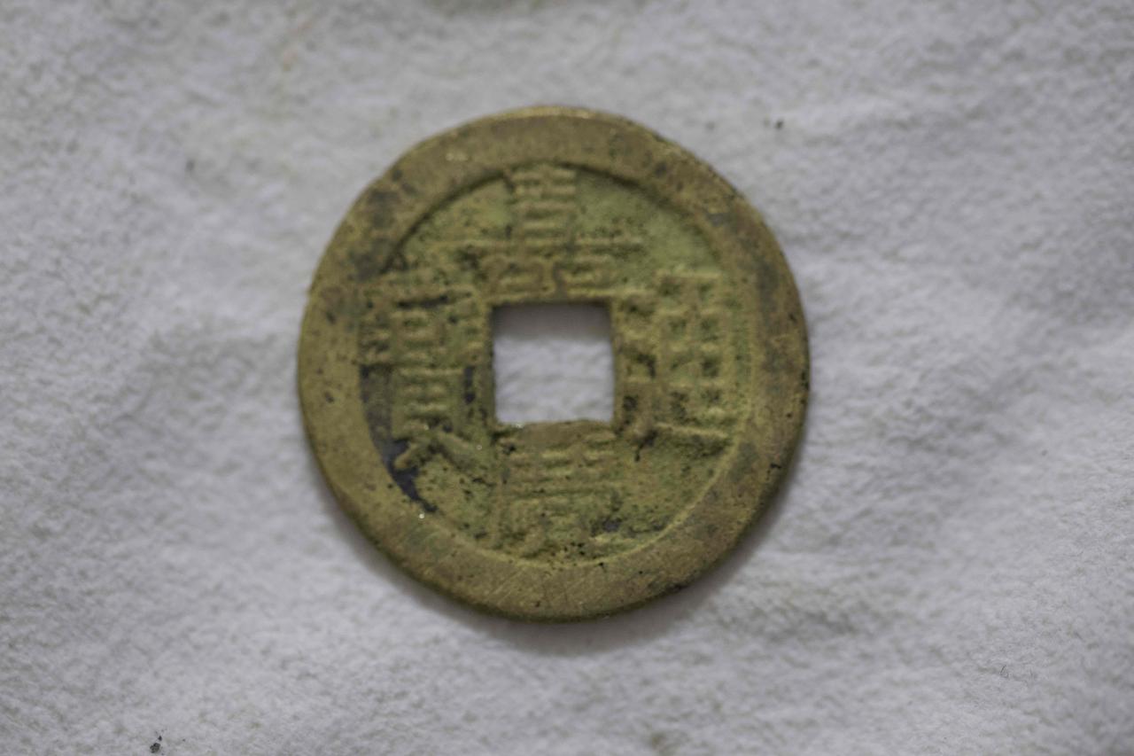 这枚嘉庆通宝铸于清代嘉庆年间（1796–1820年），属清代中期流通货币，距今约