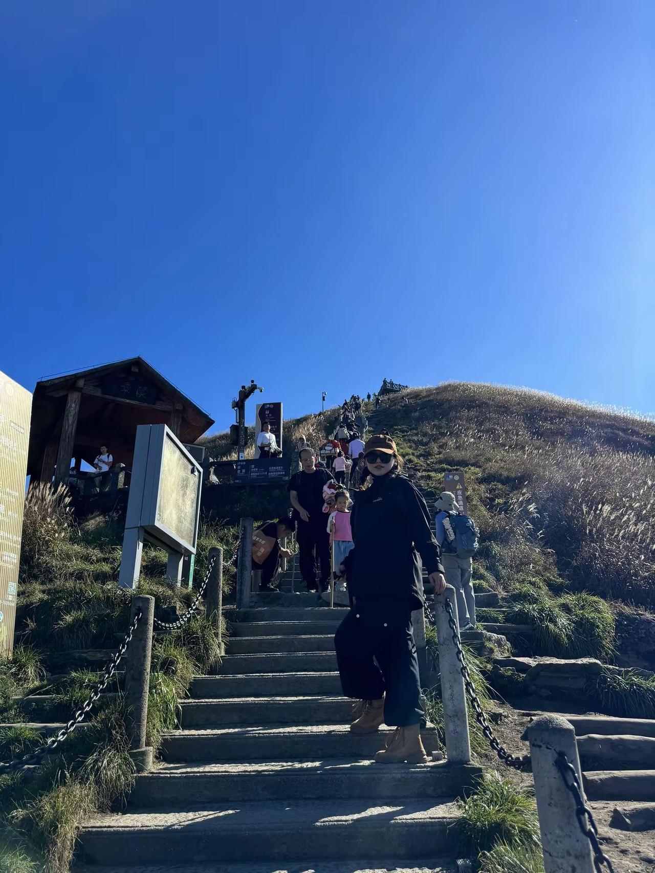 “女神节快乐，希望所有女生在每个年龄段，都有乘风破浪的勇气，活出最飒的自己，20