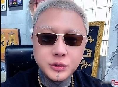 官方夸奖方丈和杜凤吃饭直播模式，让方丈完成五个亿gmv！
 
         