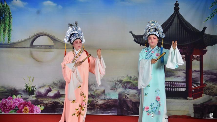 上联：字字洒满相思泪
下联：句句流露同心情