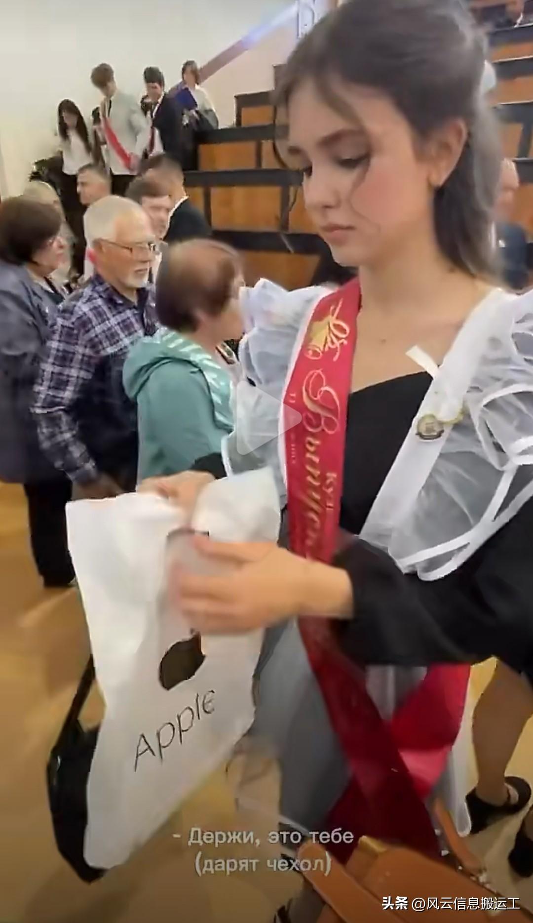 来自老父亲的爱，一位父亲为高中毕业的女儿买了 iPhone17，他先把手机壳递给