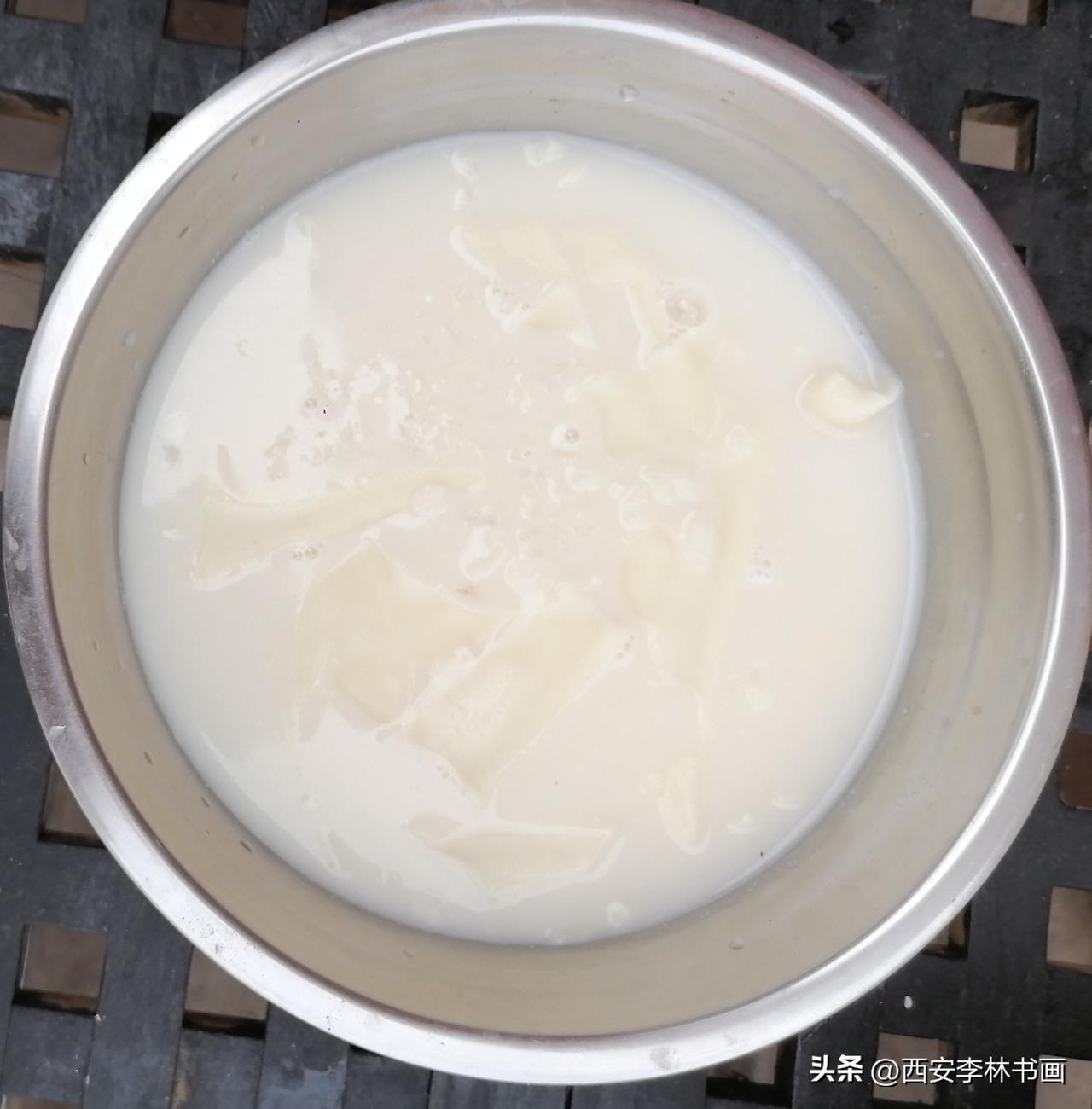 《豆浆面片，里面下一点大米。我们边吃边说：“这比肉都好吃”（注：这是大铁锅用木材