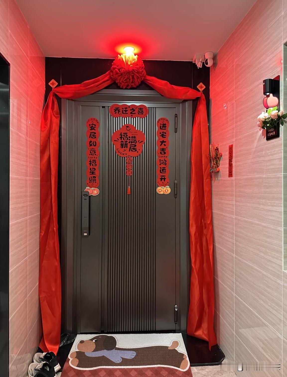 不知道这是哪里的风俗习惯，乔迁之喜门上挂红布。看上去总是感觉怪怪的！