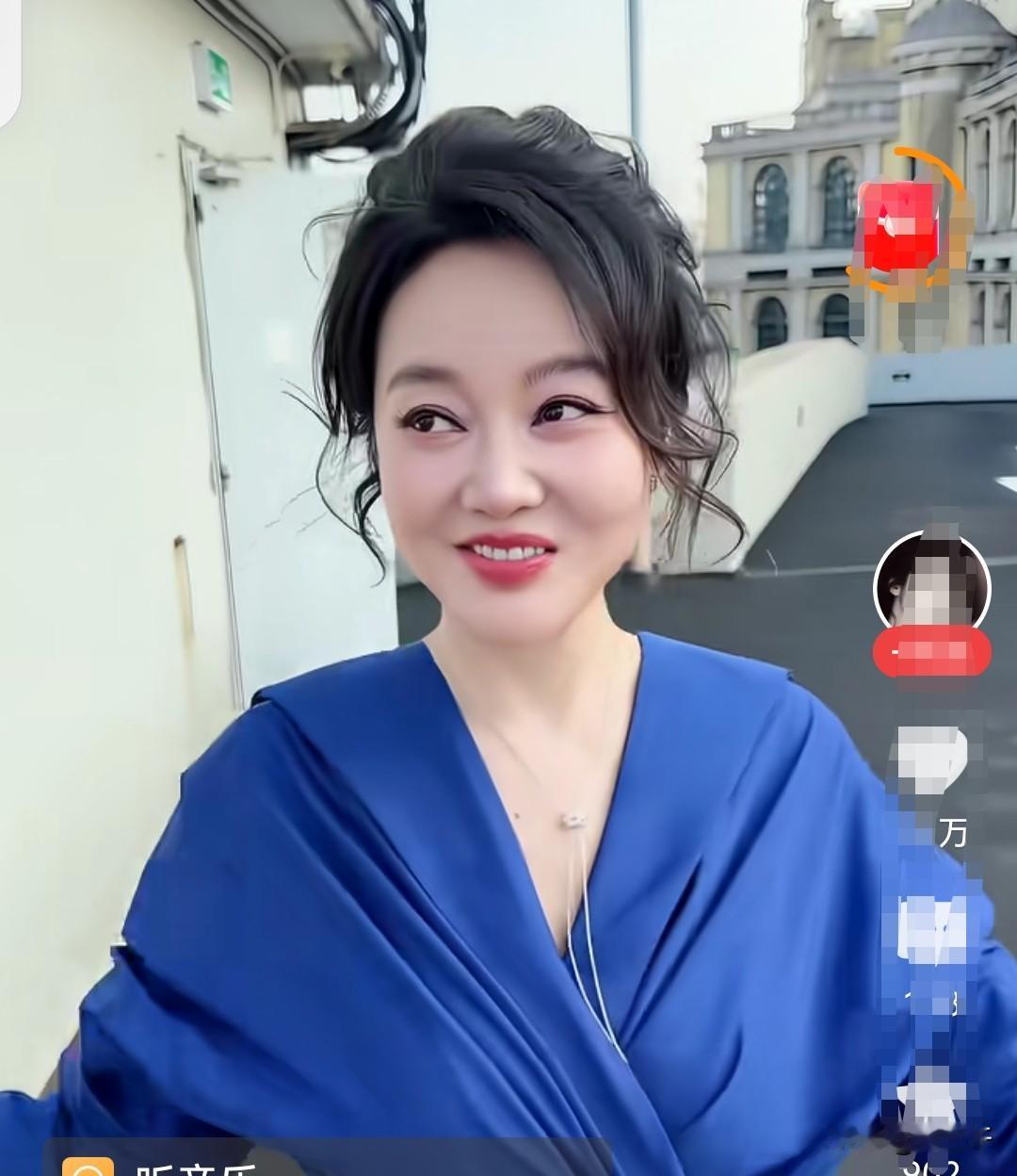 闫妮的例子告诉我们，女生是否有魅力与年龄无关，即使已经55岁了，也可以活成少女模