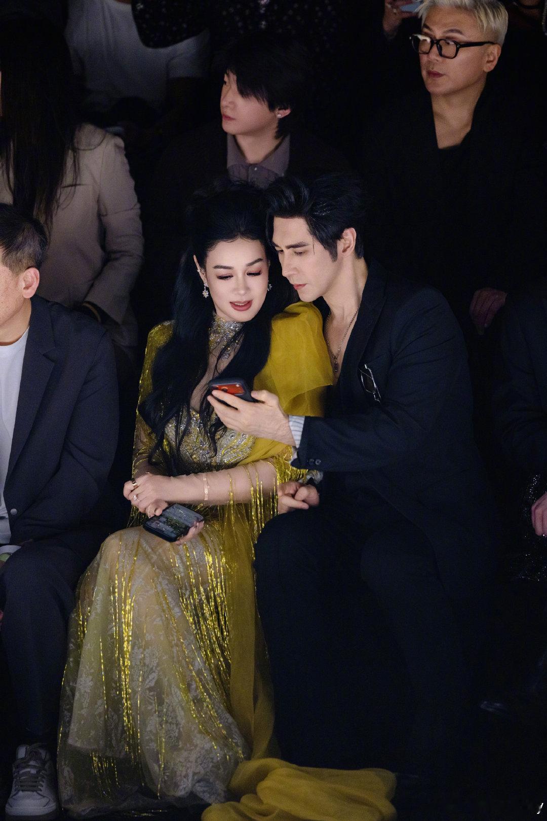 钟丽缇张伦硕谈四胎 钟丽缇张伦硕夫妻俩聊四胎，没有剧本全是真心。她记得每个纪念日