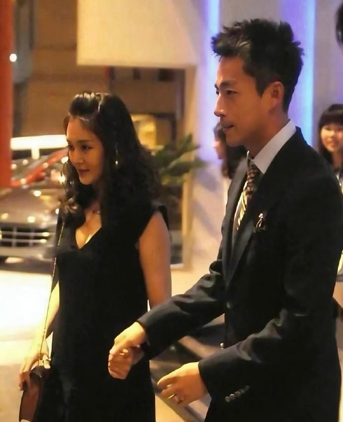 一个连虾都不愿意自己剥的女人，坐月子请几个保姆伺候，再婚后突然变得独立了？
大S