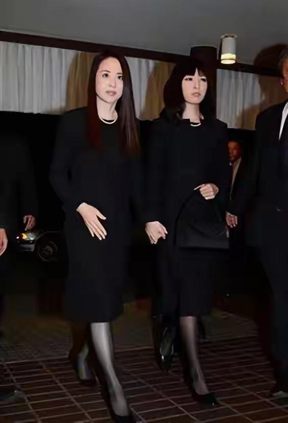 日本女性葬礼必须穿薄黑丝？是哀悼还是受罪？
最近日本社交平台有热议话题，说参加葬