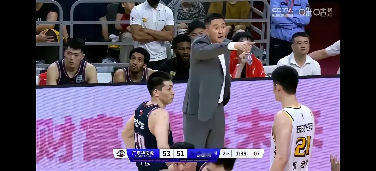 广东不拿总冠军对不起226！
杜锋曾经球队主教练兼职国家队主教练；现在球队主教练