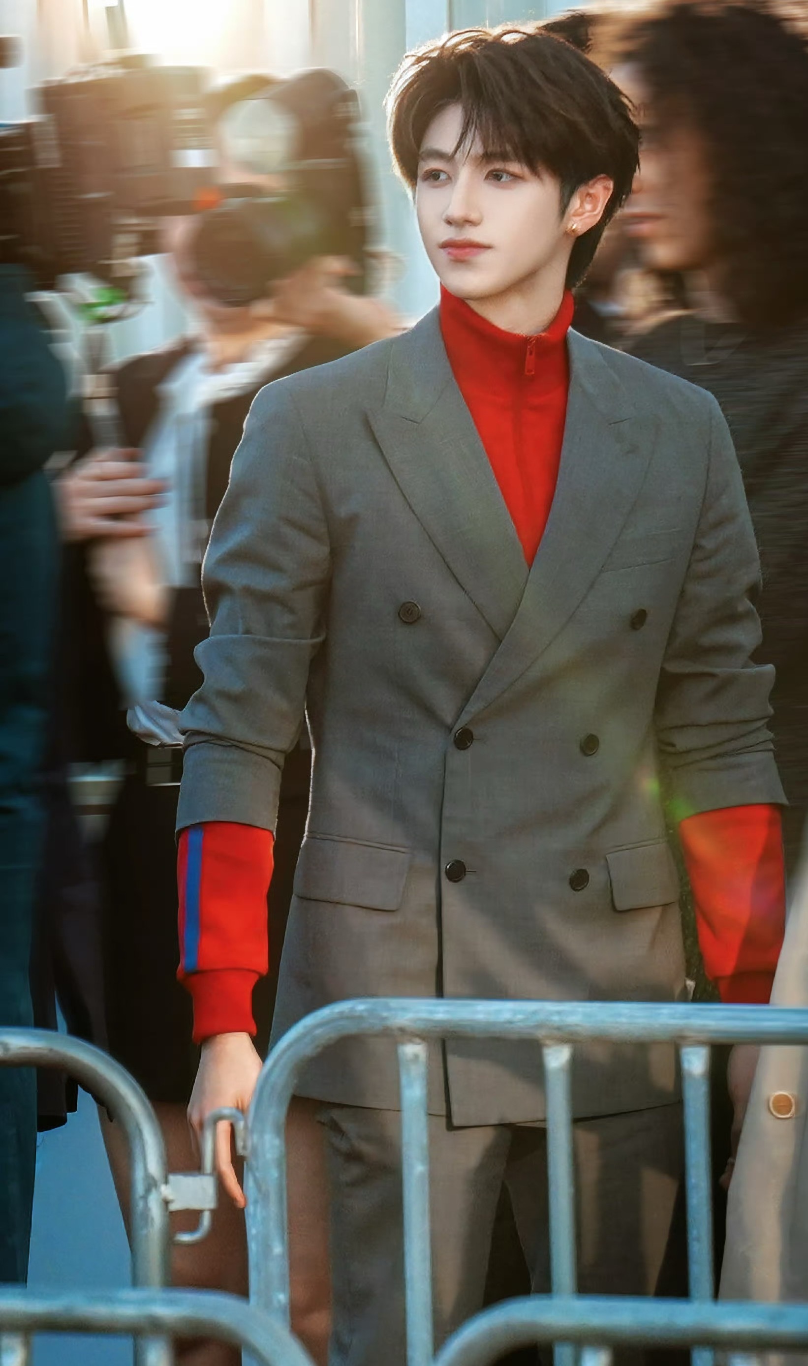 朱志鑫 ｜米兰时装周 朱志鑫米兰时装周一些美图，发光的少年！prada大秀时装周