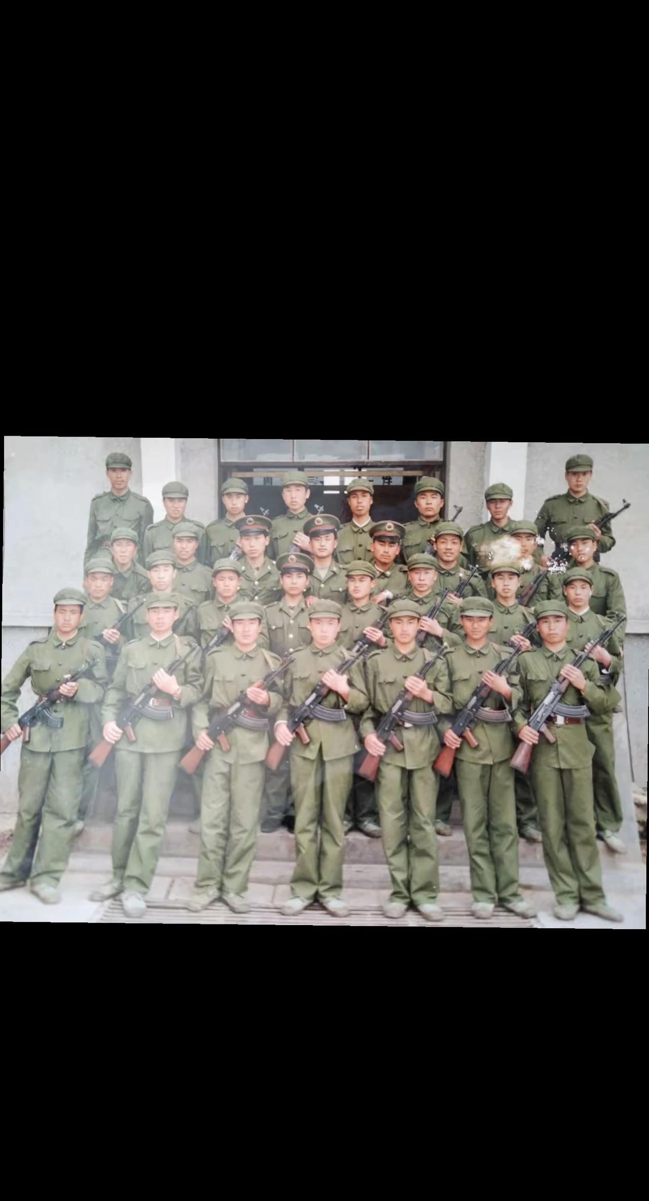 新兵如果不授衔的话，允许配枪吗？
照片中的战士们一看就是新兵，因为军帽上还没有“