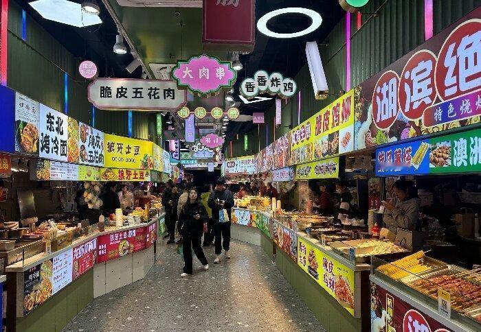 这样的正能量新闻，总能给人满满的温暖。

近日，福建师范大学旗山校区旁边的小吃街