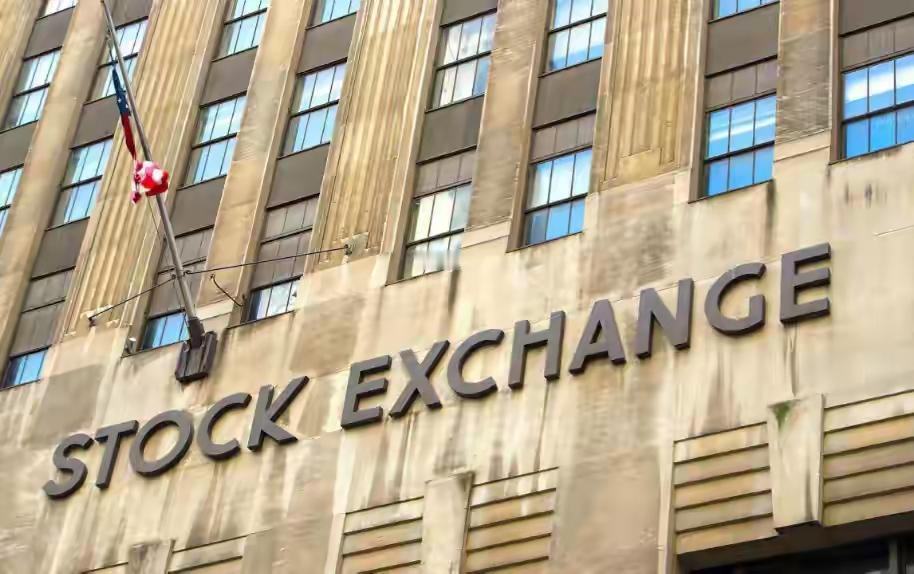 熊猫市场今天一早刚开盘，
黄金价格就猛地涨了一波！
美国那边最近又出了两个大消息