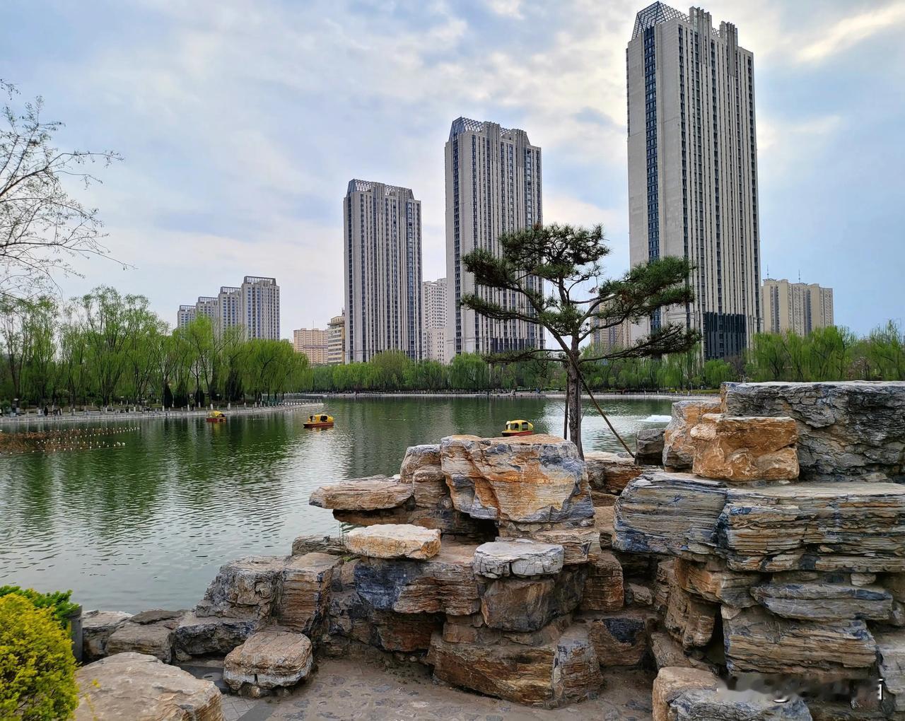 太原龙潭公园，处处皆是风景，水体覆盖，绿树成荫，碧波映天！高大的万达公馆，诉说着