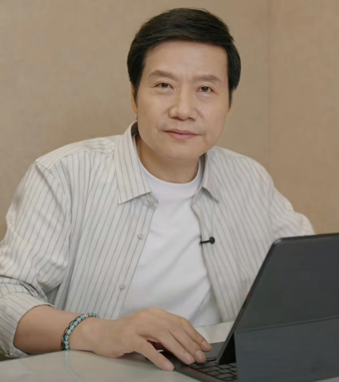 雷军的手链是绿松石手链，你可能也见过。不是名贵珠宝，也不是潮流单品，就是简简单单