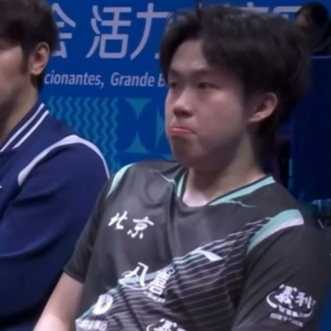 我承认王楚钦真的很帅但是这个动作怎么像我们中国足球的一位友人哈哈哈哈