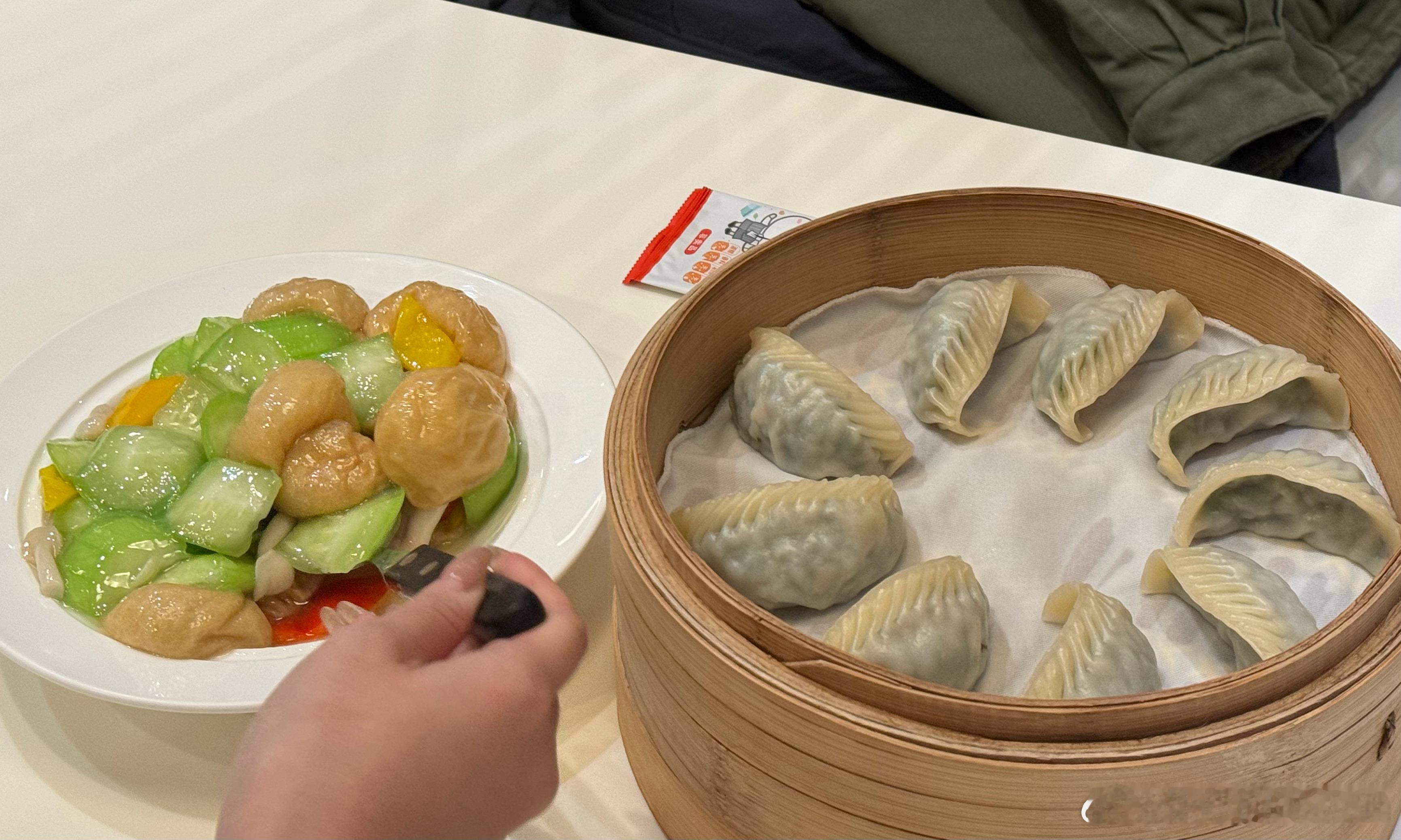 躺床上吃了3天沙拉以后，能自主行走以后吃的第一顿饭，依旧清淡二字。[单身狗] ​