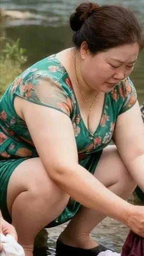 人生七十古来稀
心宽体胖肥白妻
小溪流中浣纱衣
恩爱白头知足矣