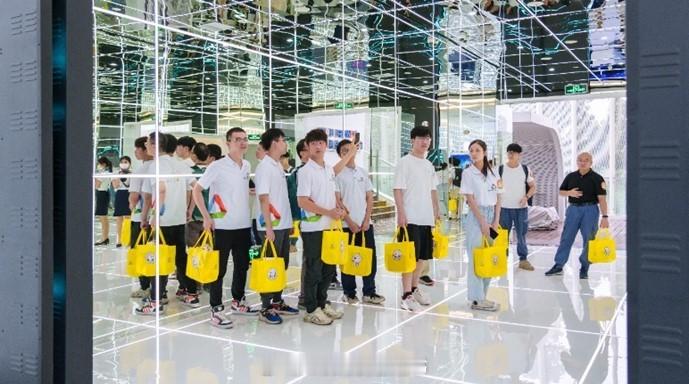 为了促进港澳地区与内地的深度融合与交流，港澳人才互通互联正致力于打造国际化培训和
