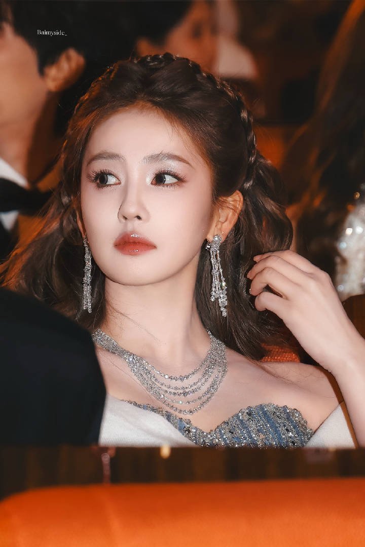 白鹿如果拿了爱奇艺尖叫女神真的实至名归吧！今年播了三部剧而且成绩都很高入了财报