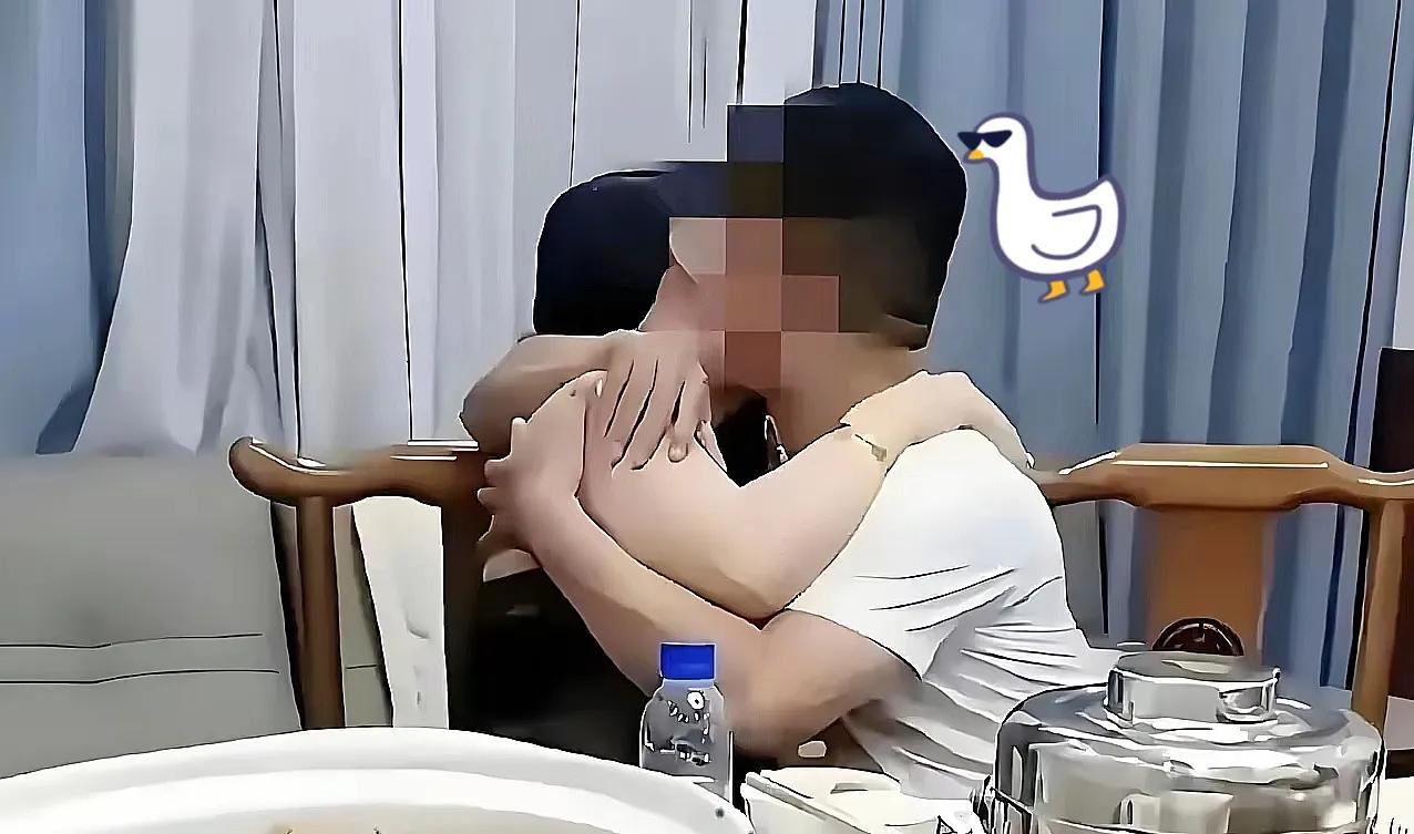 《老舅》里的舅妈说了一句话:“同学会同学，就是搞××”。这话不假。
长沙。
一群