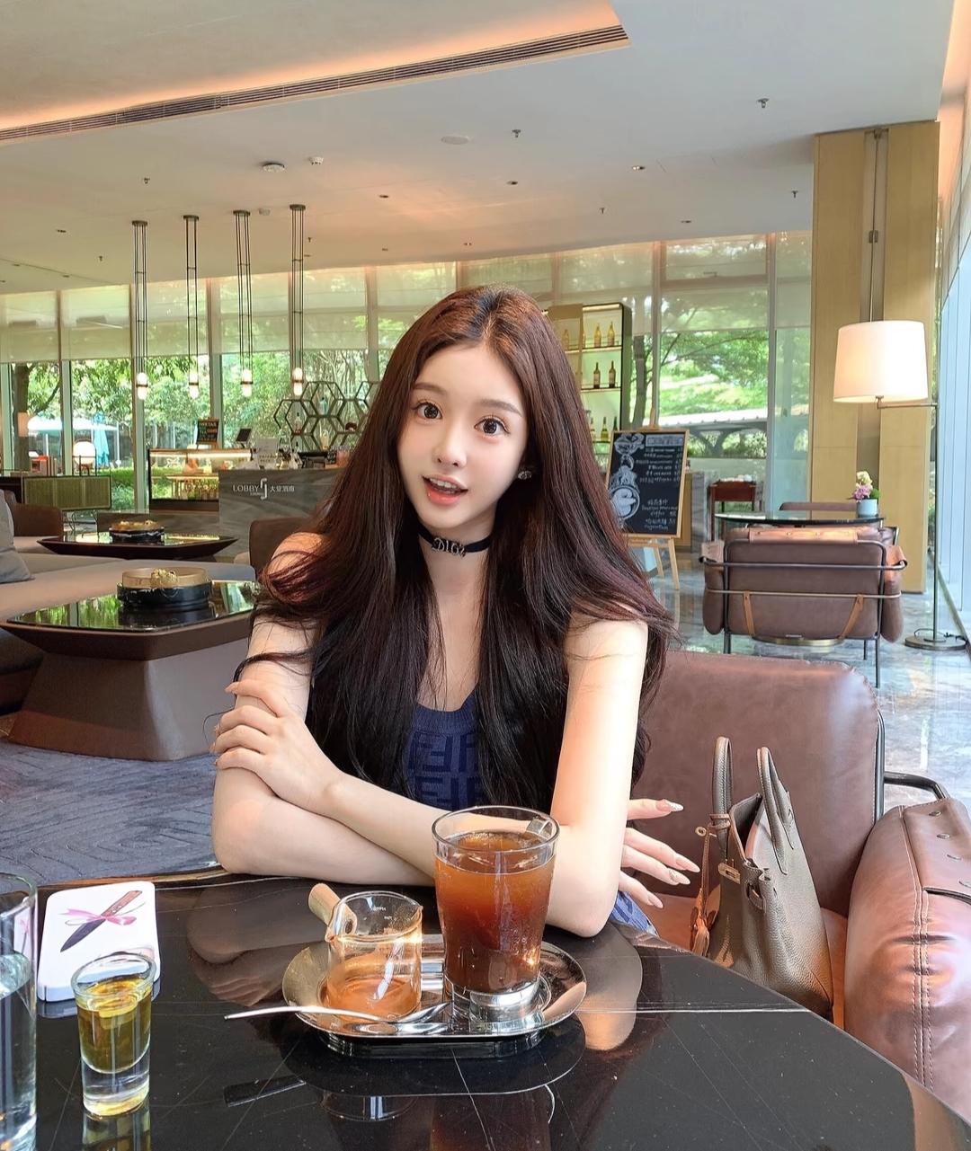 在阳光洒满的咖啡馆，享受悠闲的下午茶时光。