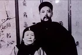 1902年，大清帝国最炙手可热的封疆大吏袁世凯，率军队浩浩荡荡护送母亲灵柩回乡。