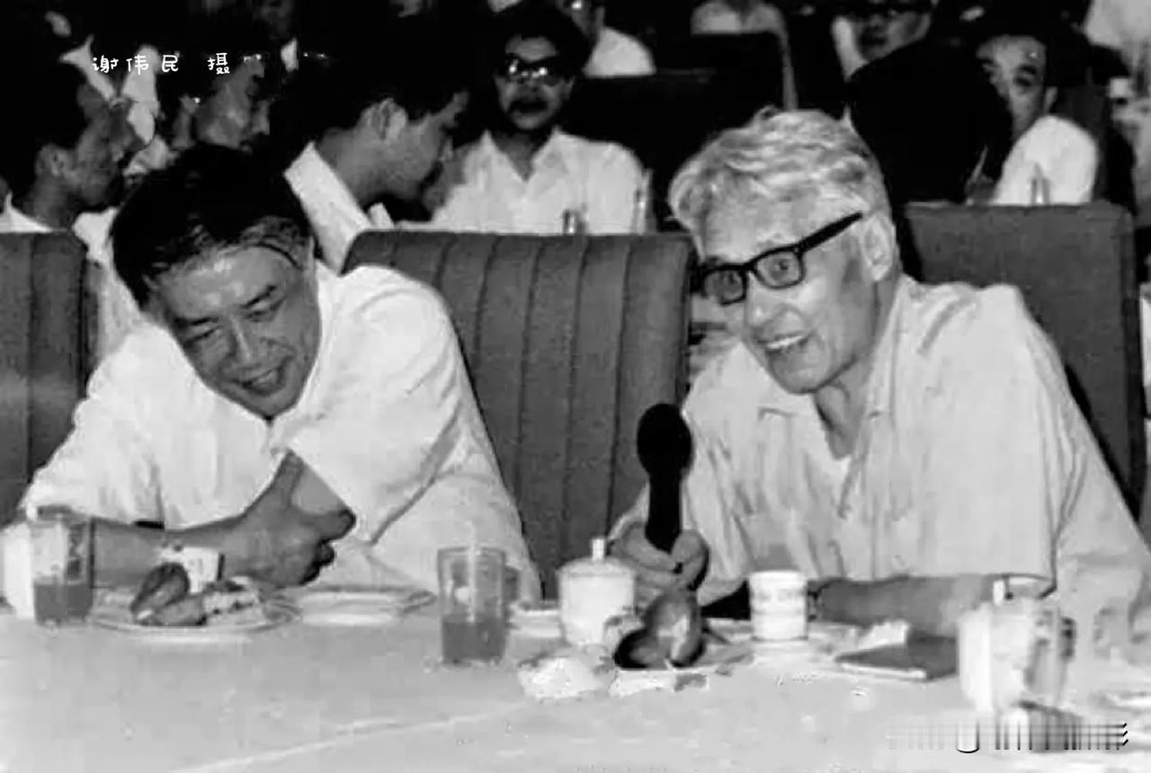 束纫秋，上海《新民晚报》历史上在位时间最长的一位总编辑（ 右 ）；邹凡扬，时任上