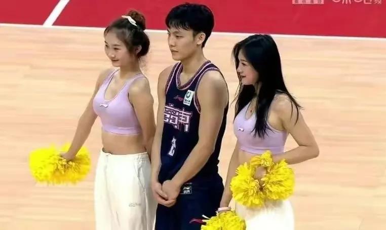 #杜锋为何敢重用178的徐杰?#

徐杰还是很不错的控卫，即便面对沃特斯和马尚很