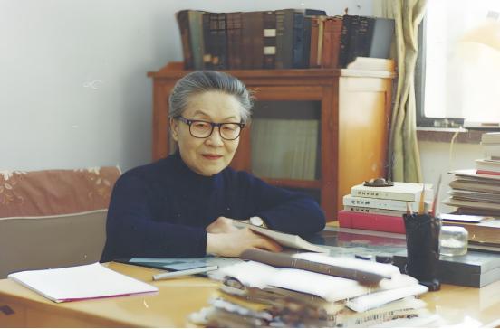 杨绛先生说：“不要过度窥探你的老公，好的婚姻都是各过各的，绝对的忠诚是不存在的。