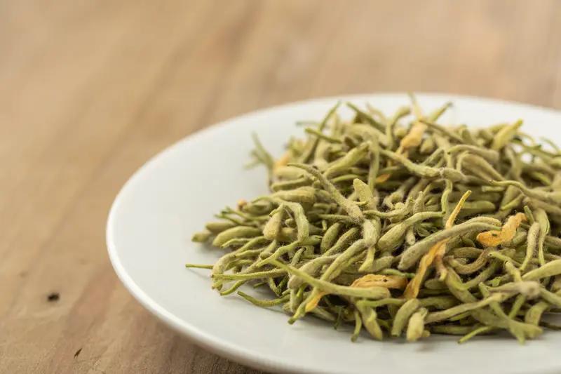 花是开了的好，还是没开的好？
做一个户外采摘老手，这个问题我妈最有发言权，她说，