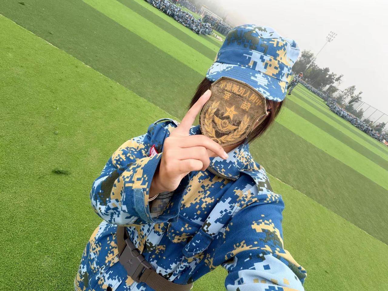 我们无法预知军训的意义，直到这一刻成为回忆，军训的最后一刻离……