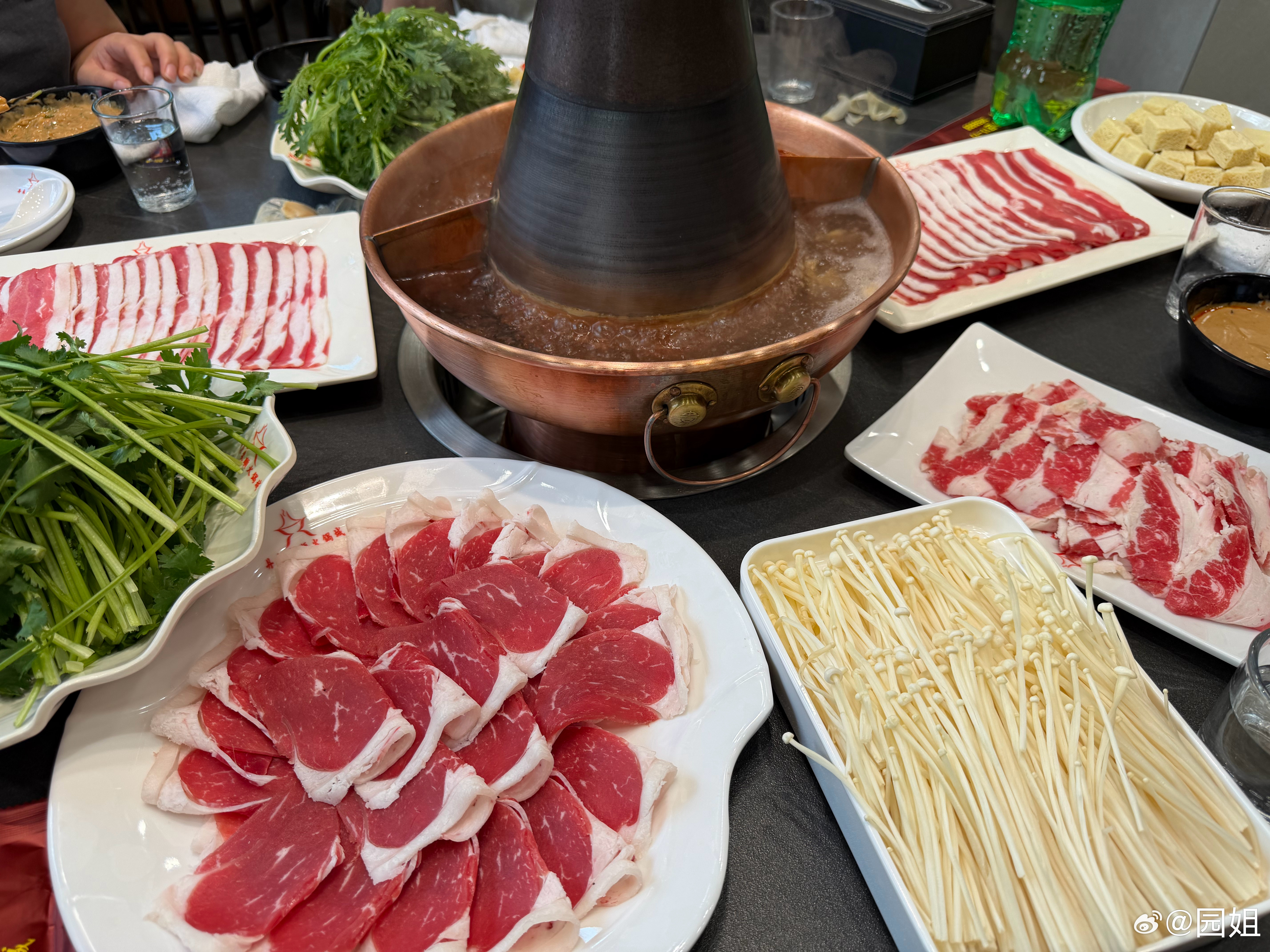 最近总出差，辛苦工作室小伙伴了，今天回来中午请大家吃点好的