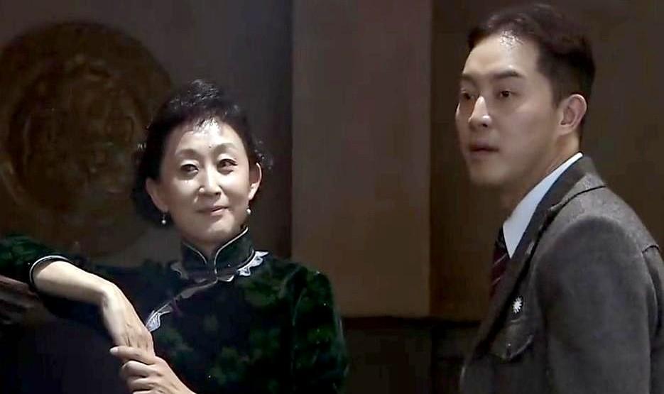 军统拍烂了，中统没人敢碰。
不是没故事，是太真，怕观众对号入座。
暗杀能拍得爽，