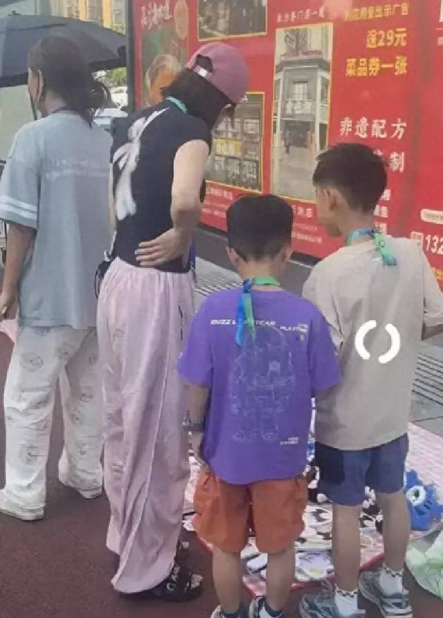 世界冠军马龙现身阿那亚，老婆夏露背14W包包，戴300块帽子太低调