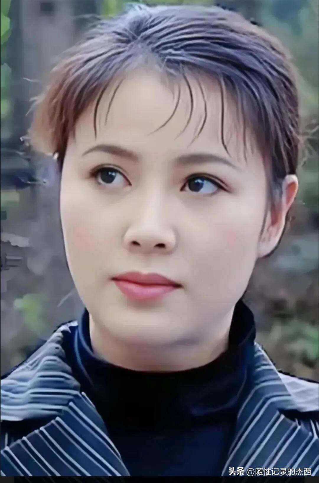这个女演员长相好大气，60岁了还这么大方，美丽动人，气质比陈红好。演过电视剧《和