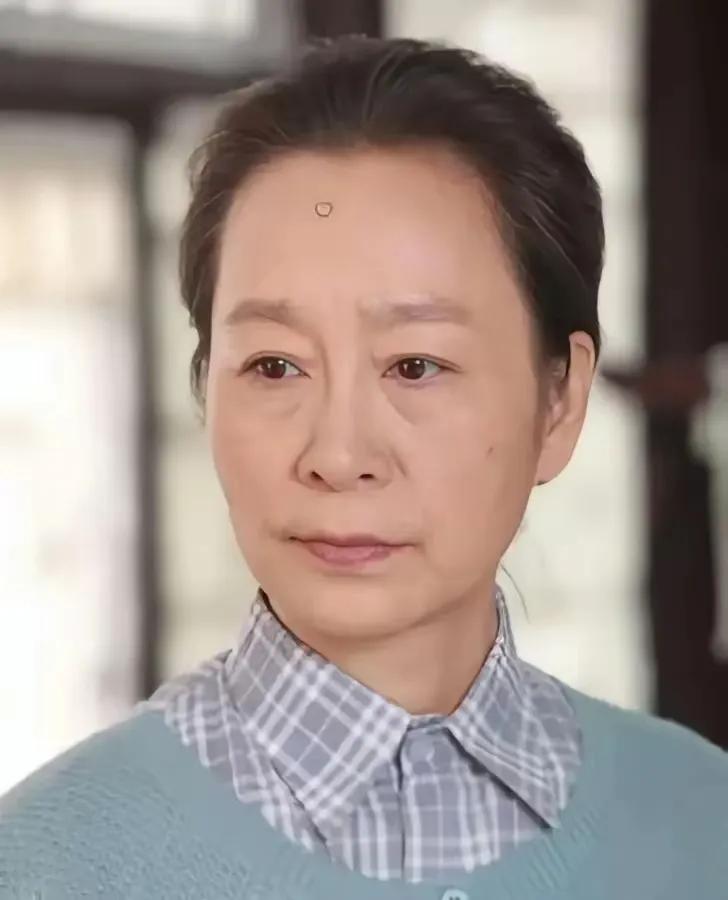 奚美娟可以说是德艺双馨的老艺术家了，都二十多年的事了，怎么会突然爆出，太蹊跷，儿