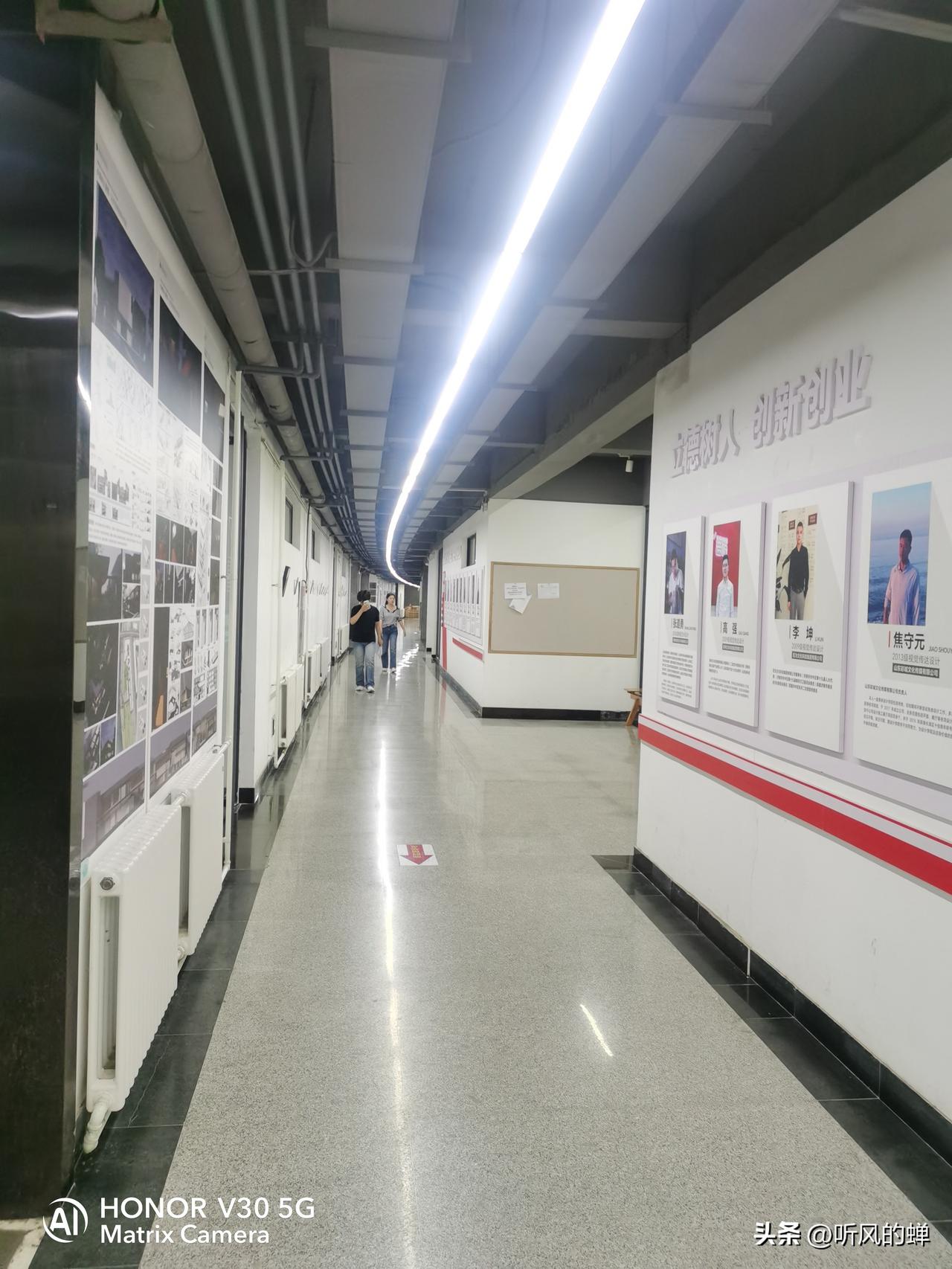 今天给孩子办理走读手续，这是第一次到孩子的大学看看，学校环境不错，像个幽静的大花