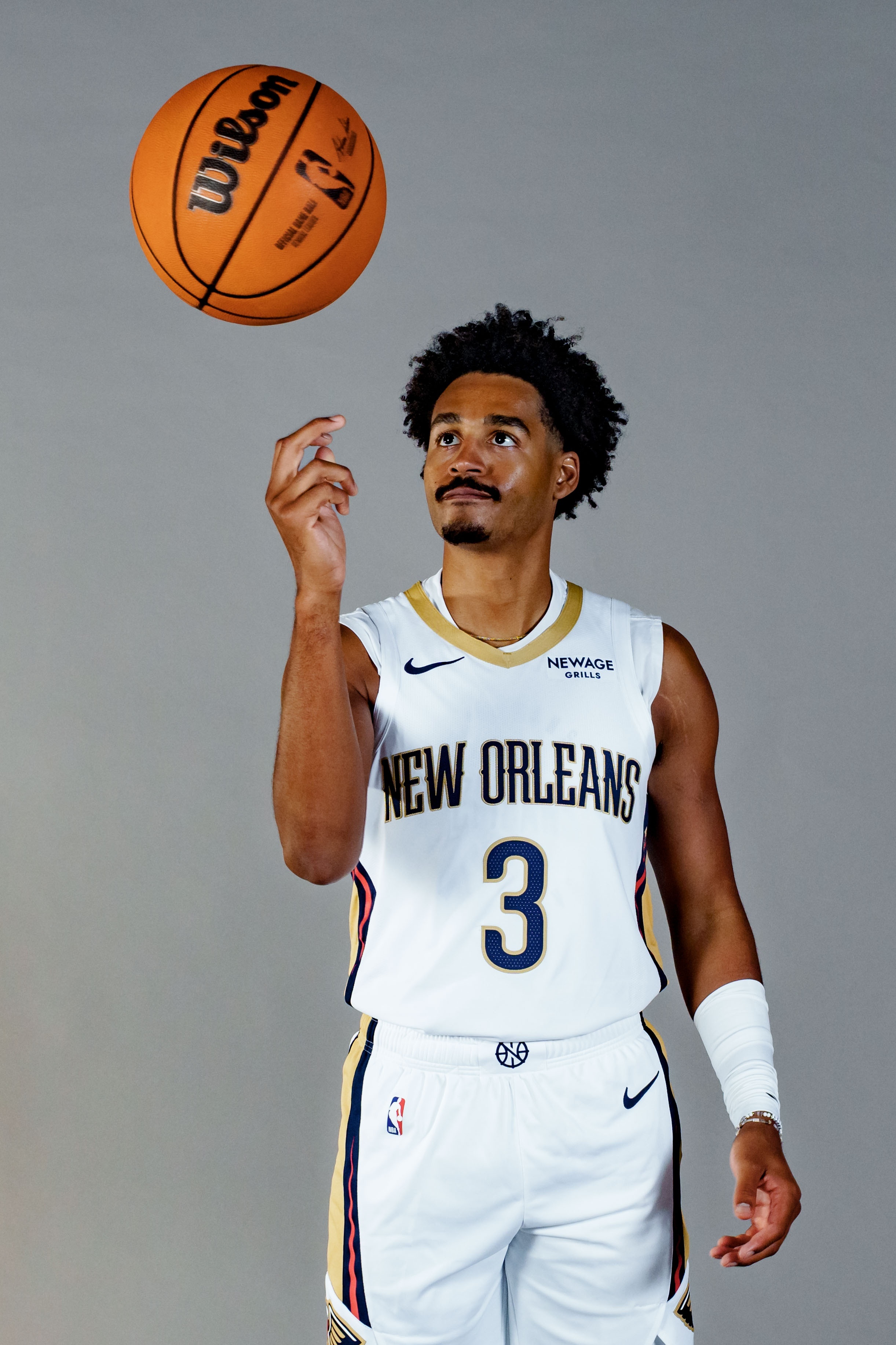 鹈鹕客场挑战独行侠。根据鹈鹕伤病报告显示，普尔（左膝酸痛）将缺席本场比赛。新赛季