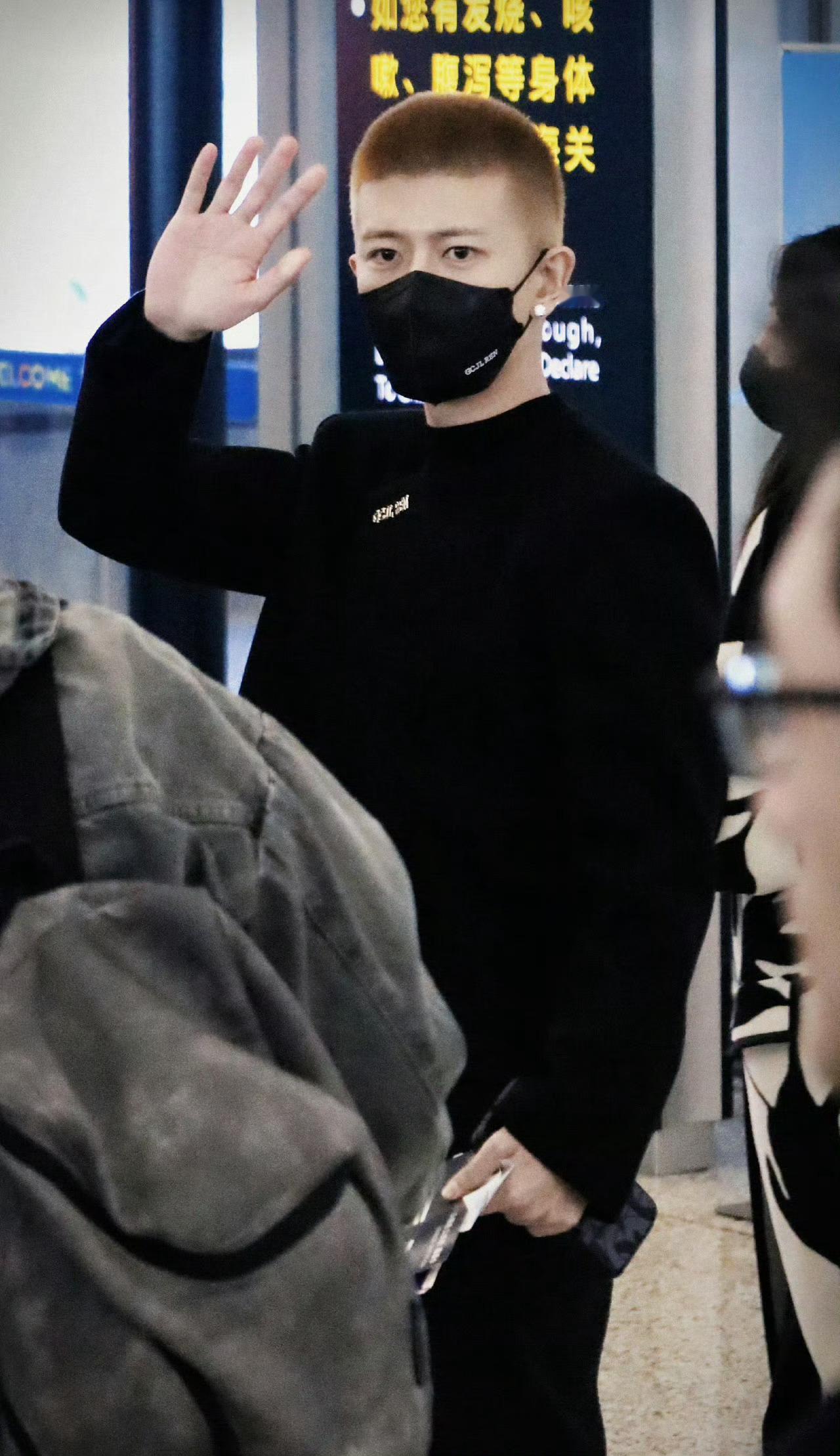 任嘉伦一出组就染发了任嘉伦寸头黄毛 路人赶飞机偶遇帅晕！出组就解锁黄毛寸头，清爽